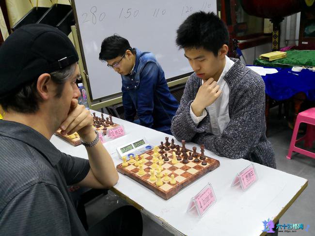 美国的国际象棋爱好者Christopher与国家大师袁晴宇对弈